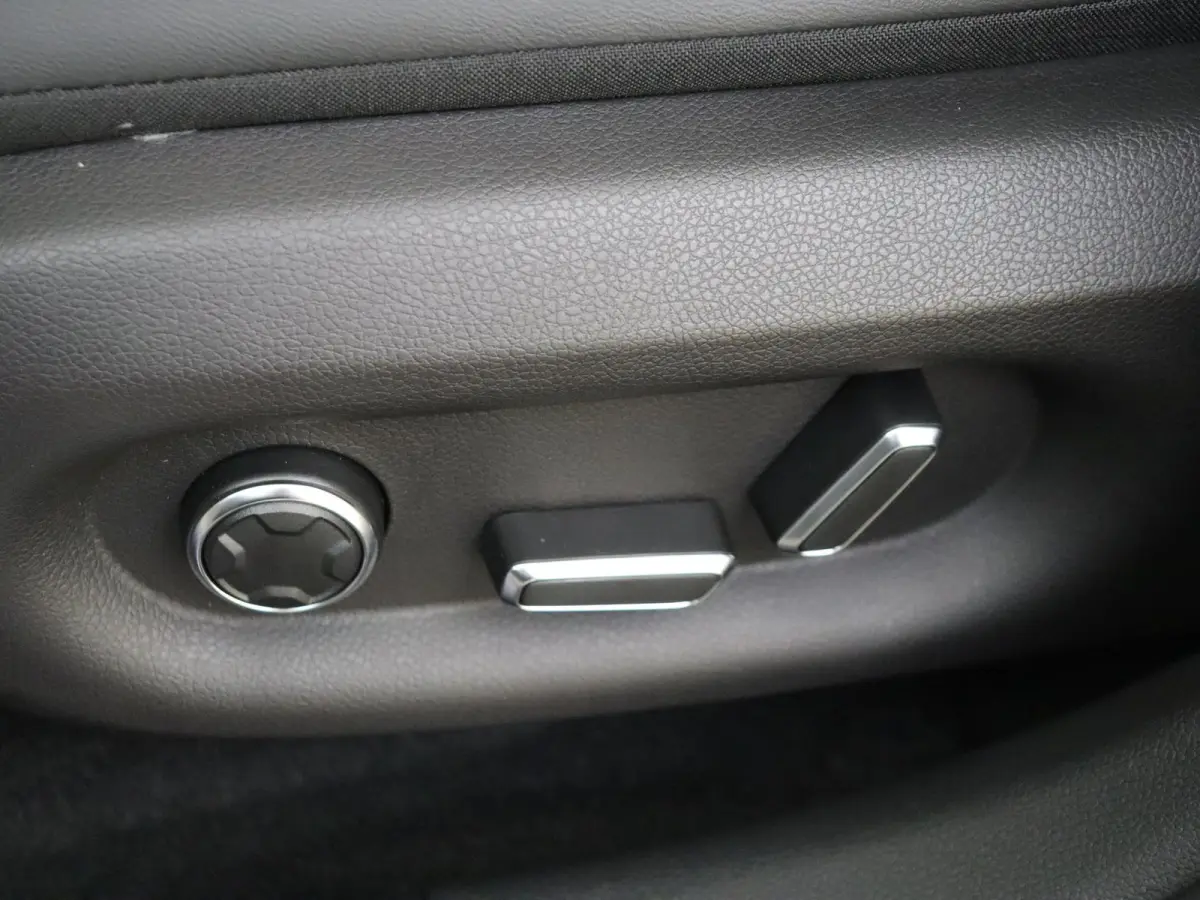 Premium / Stoelverwarming / Achteruitrijcamera / Glasdak / Elektrische-Stoelen / Apple-carplay /andriod-auto /