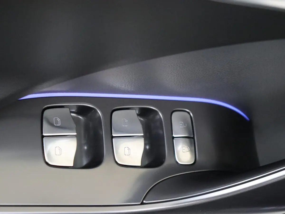 Premium / Stoelverwarming / Achteruitrijcamera / Glasdak / Elektrische-Stoelen / Apple-carplay /andriod-auto /