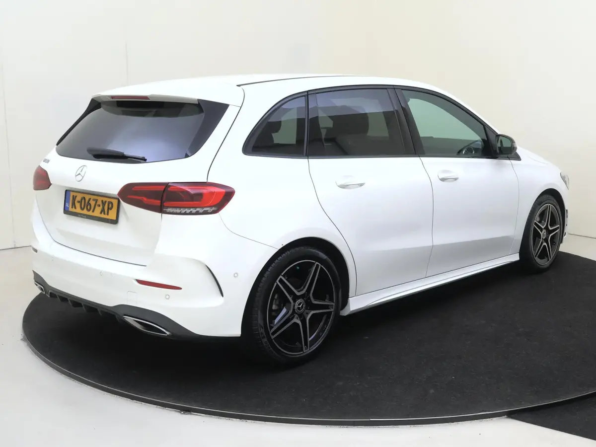 180 Business Solution AMG Parkeercamera / Nightpakket / Sfeerverlichting / Stoelverwarming /