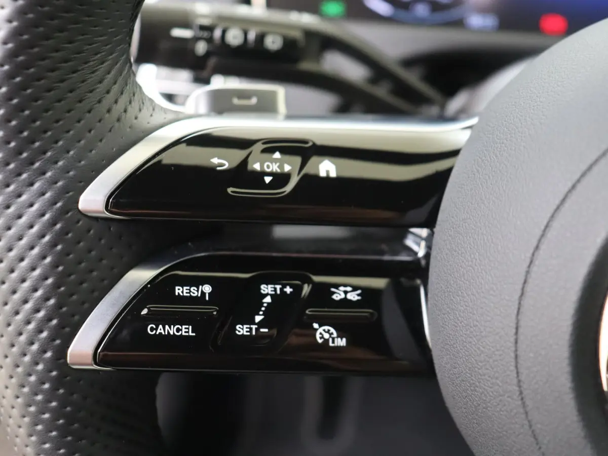 300 e AMG Line Rijassistentiepakket/ memory seats/ keyless Go/ Digital light / 360 Camera /