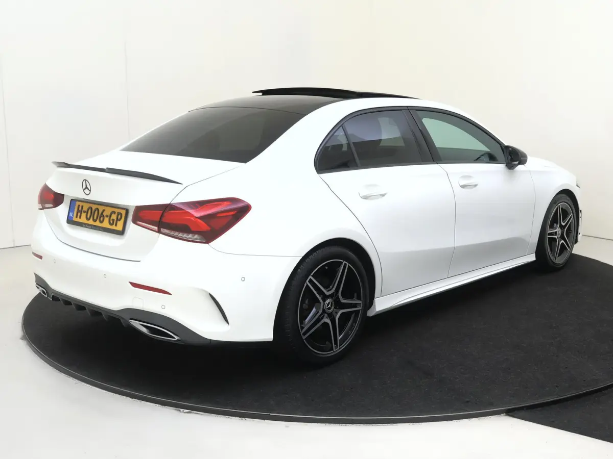 180 Business Solution AMG Panoramadak / Nightpakket / Parkeercamera / Stoelverwarming /