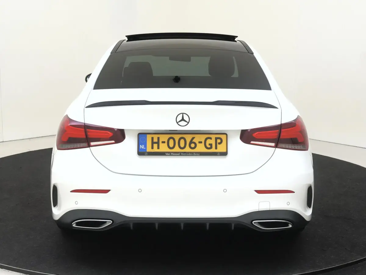 180 Business Solution AMG Panoramadak / Nightpakket / Parkeercamera / Stoelverwarming /