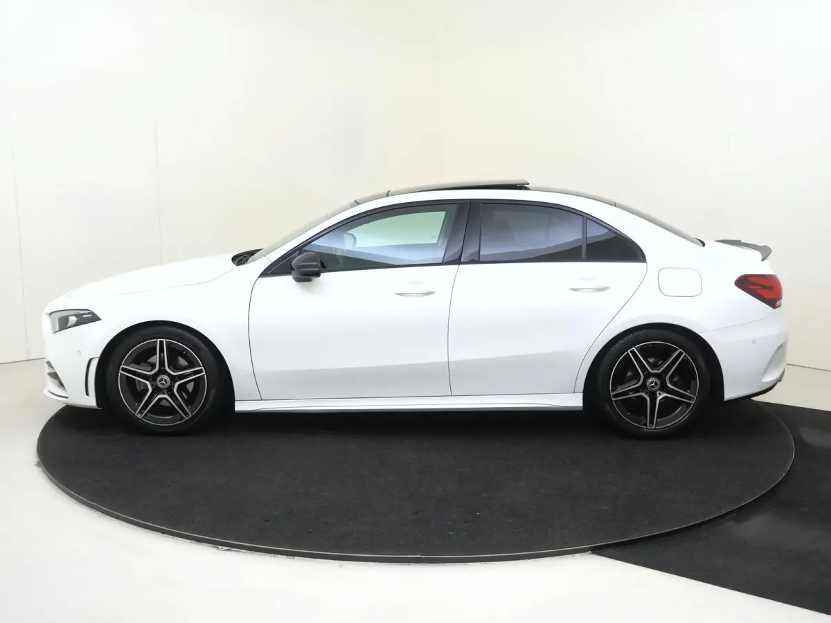 180 Business Solution AMG Panoramadak / Nightpakket / Parkeercamera / Stoelverwarming /