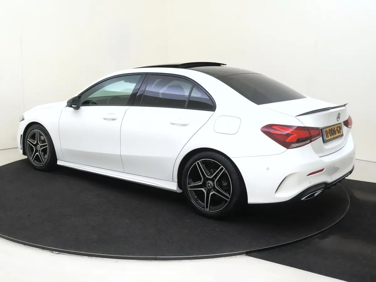 180 Business Solution AMG Panoramadak / Nightpakket / Parkeercamera / Stoelverwarming /