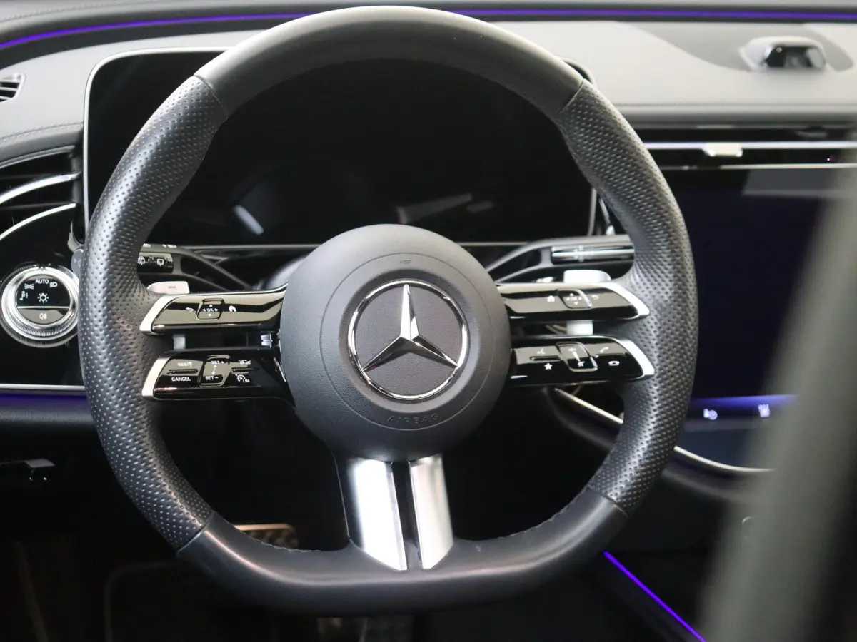 300 e Sport Edition Panoramadak / Superscreen / Memory Seats / 360 Camera / Privacy Glass / Stoelventilatie + Verwarming /