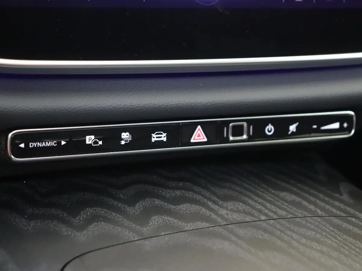 300 e Sport Edition Panoramadak / Superscreen / Memory Seats / 360 Camera / Privacy Glass / Stoelventilatie + Verwarming /
