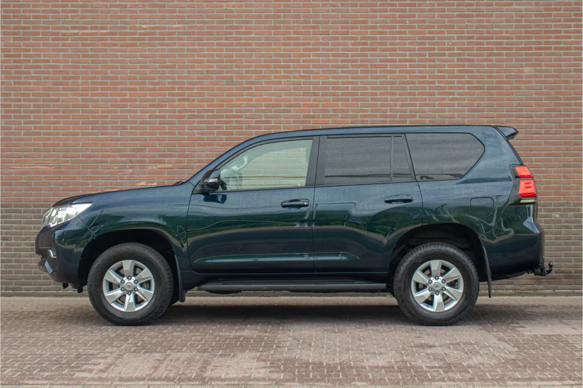 2.8 D-4D-F Blind Van, 107.000km NAP, Camera, DAB+, Keyless, Trekhaak, Navigatie, LED.