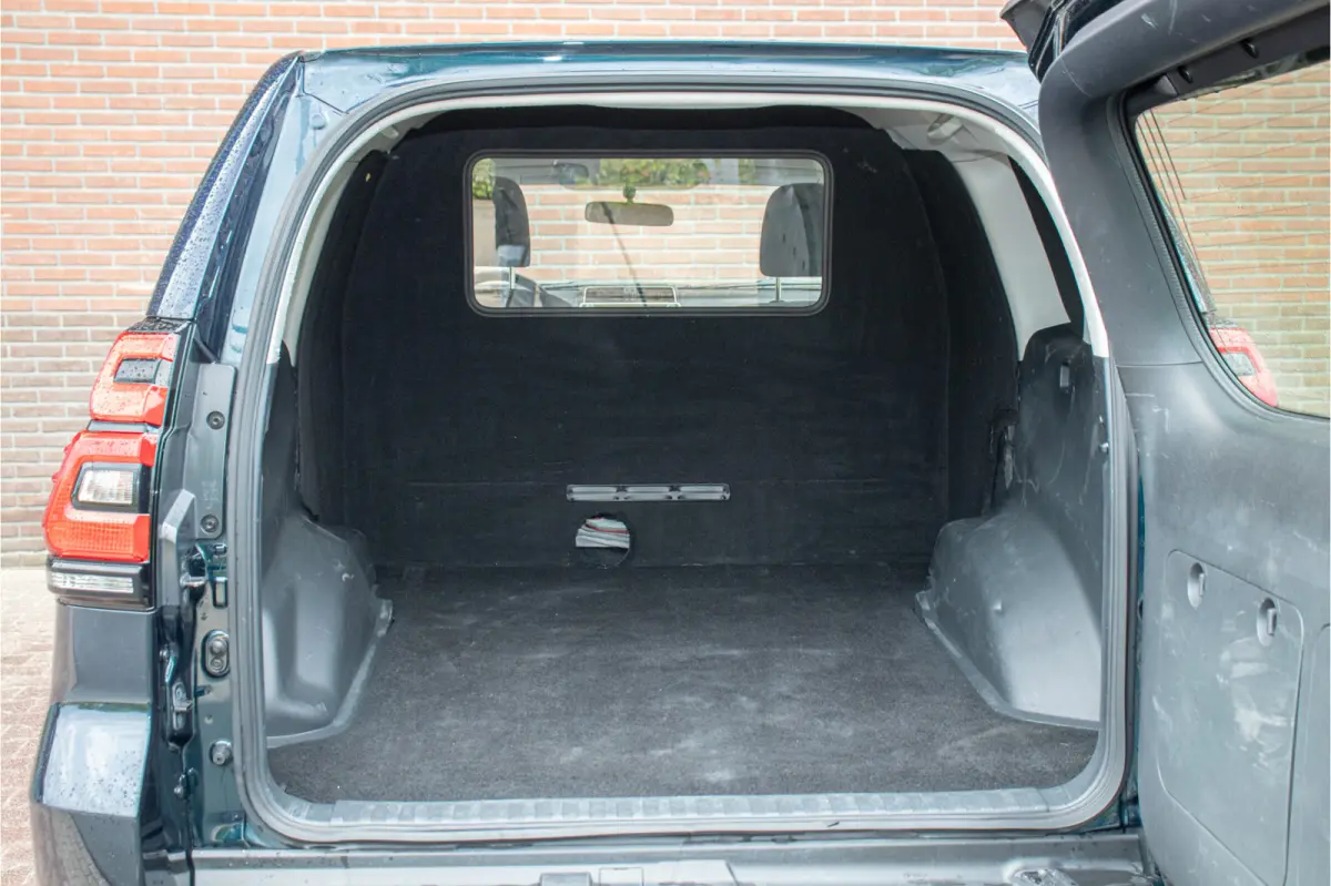 2.8 D-4D-F Blind Van, 107.000km NAP, Camera, DAB+, Keyless, Trekhaak, Navigatie, LED.