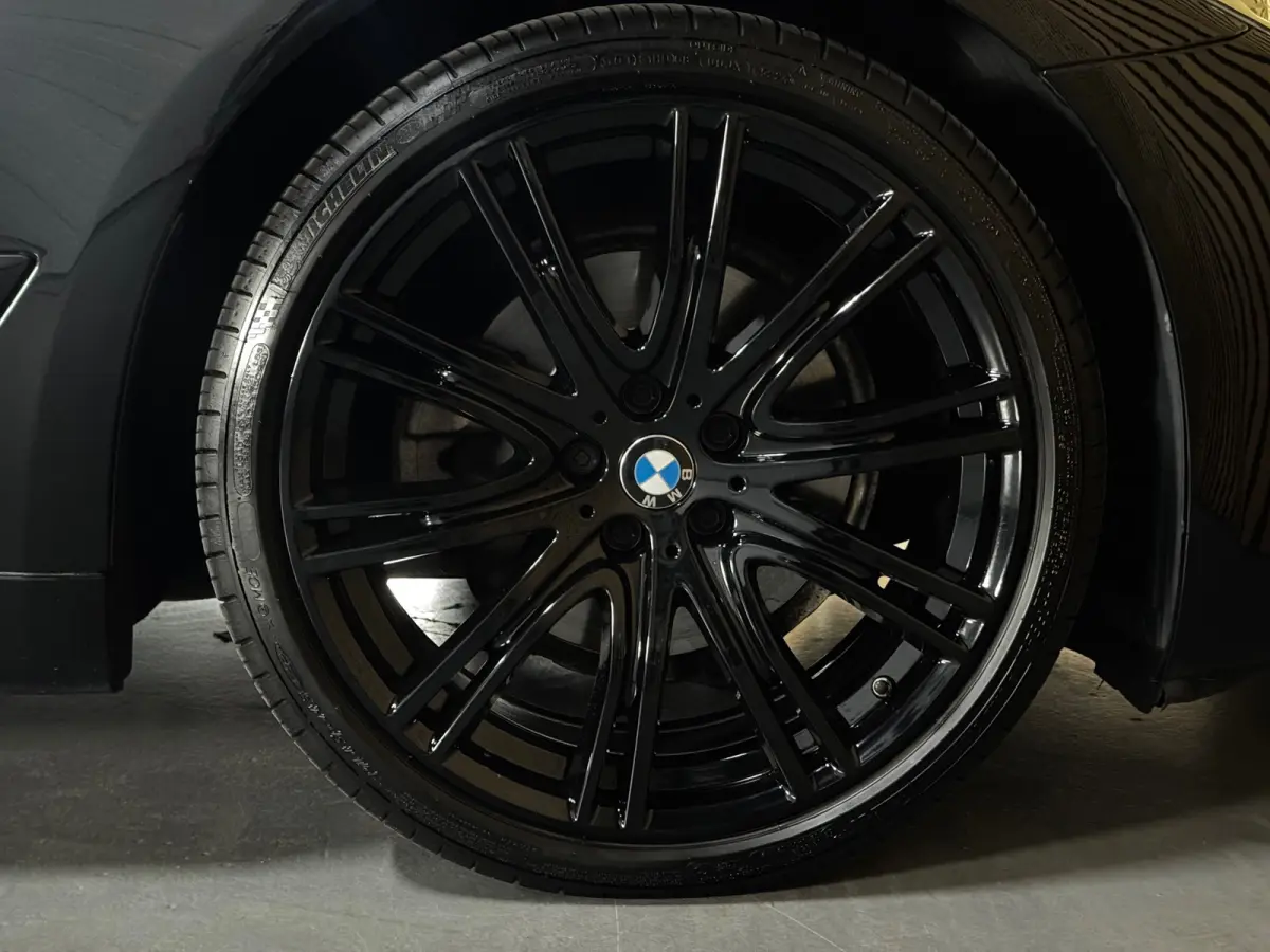520i M-Sport BLACK PACK|PANO|H&K|HUD|BMW Display-Key|AMBIENT|E-ZETEL MEMORY|20 inch