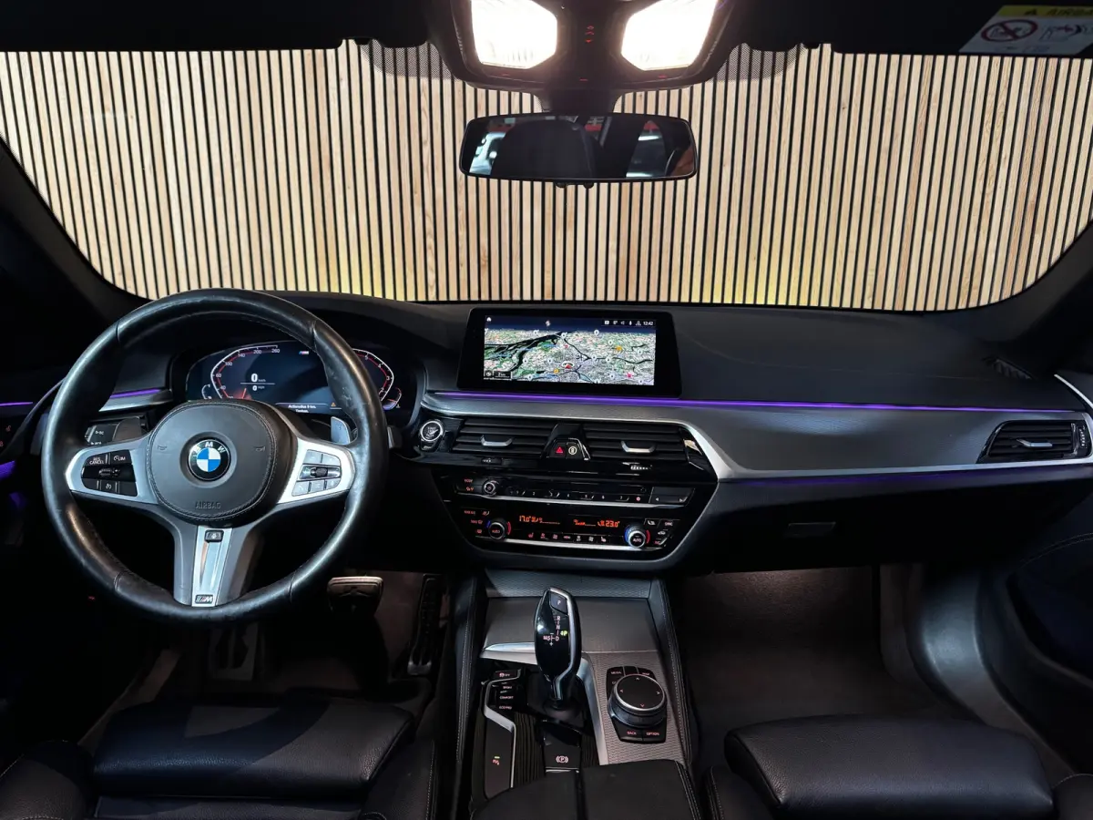 520i M-Sport BLACK PACK|PANO|H&K|HUD|BMW Display-Key|AMBIENT|E-ZETEL MEMORY|20 inch