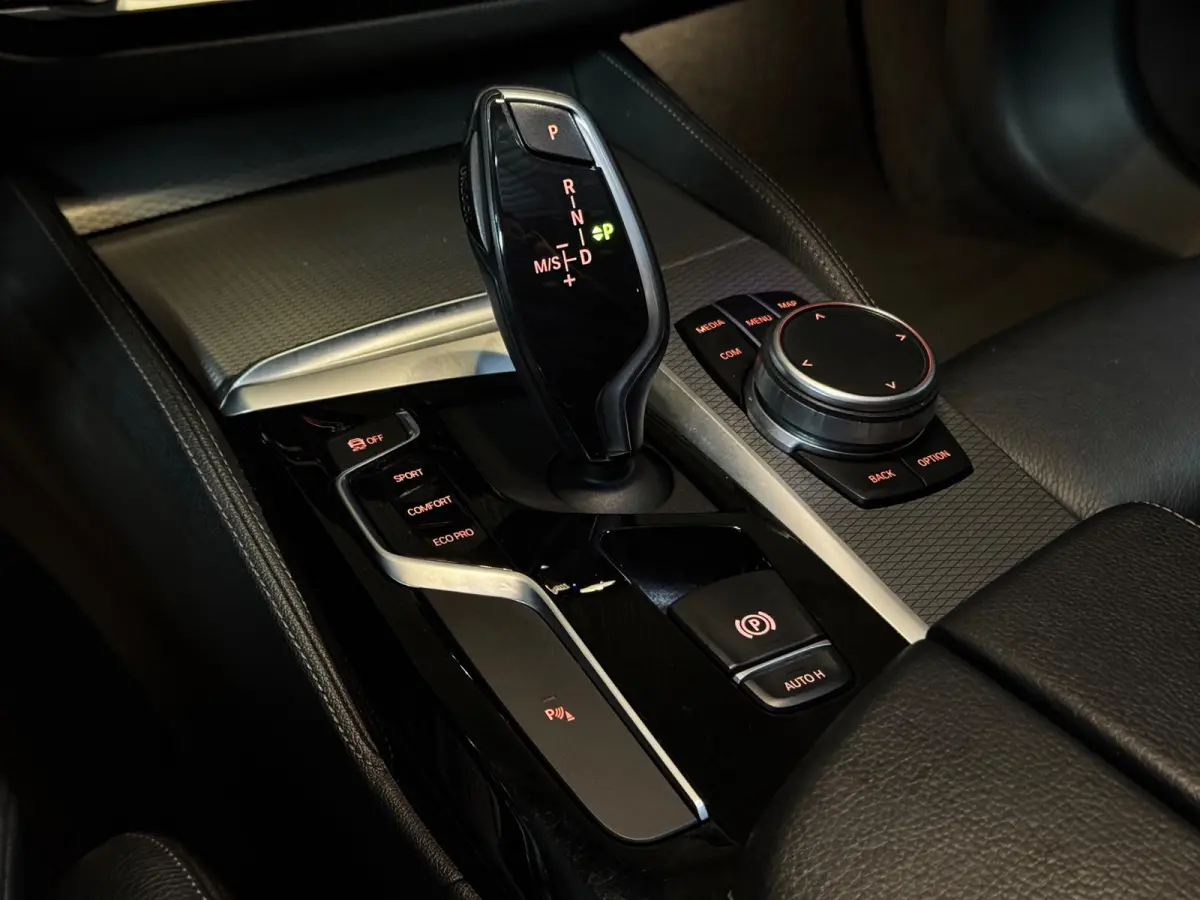 520i M-Sport BLACK PACK|PANO|H&K|HUD|BMW Display-Key|AMBIENT|E-ZETEL MEMORY|20 inch