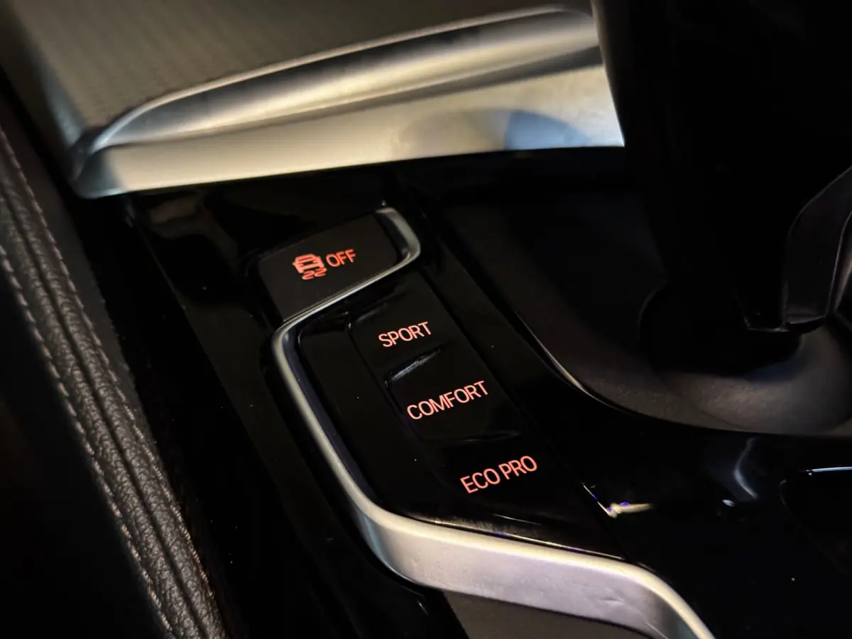 520i M-Sport BLACK PACK|PANO|H&K|HUD|BMW Display-Key|AMBIENT|E-ZETEL MEMORY|20 inch