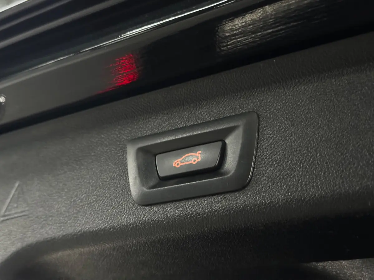 520i M-Sport BLACK PACK|PANO|H&K|HUD|BMW Display-Key|AMBIENT|E-ZETEL MEMORY|20 inch