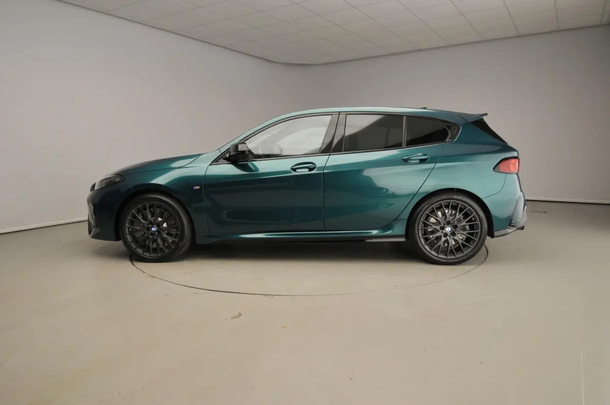 5-deurs M135 xDrive | M-Sportpakket | LED | Navigatie | Active cruise | Sportstoelen | Elektr. zetels | DAB | Harman-kardon sound | Alu 19 inch