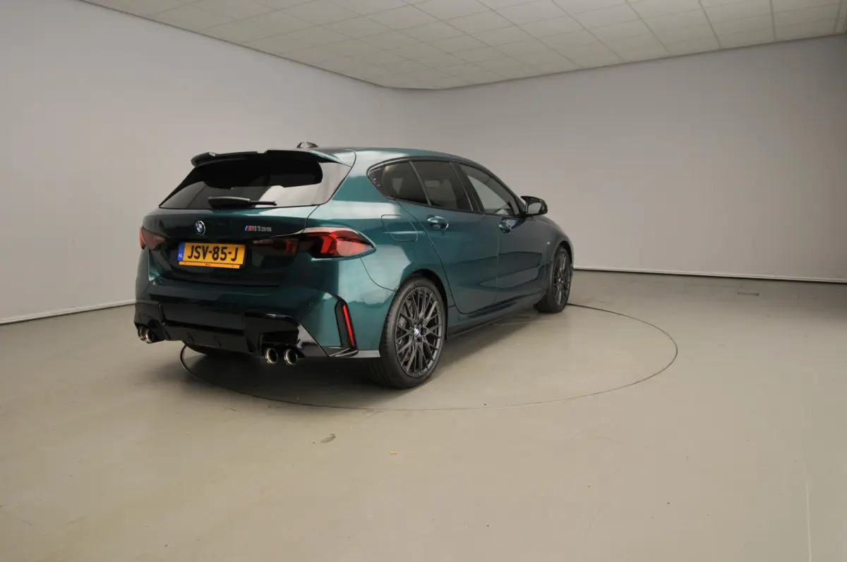 5-deurs M135 xDrive | M-Sportpakket | LED | Navigatie | Active cruise | Sportstoelen | Elektr. zetels | DAB | Harman-kardon sound | Alu 19 inch