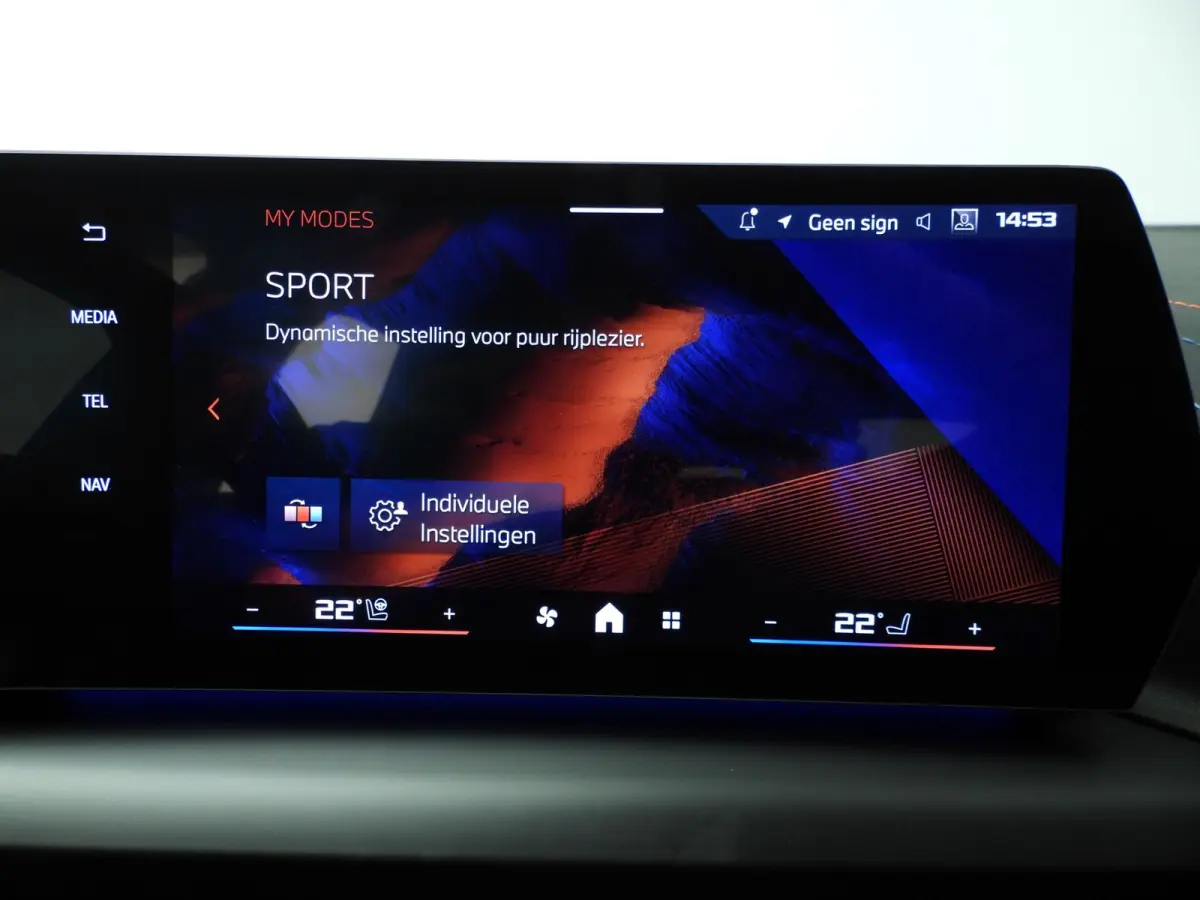 5-deurs M135 xDrive | M-Sportpakket | LED | Navigatie | Active cruise | Sportstoelen | Elektr. zetels | DAB | Harman-kardon sound | Alu 19 inch