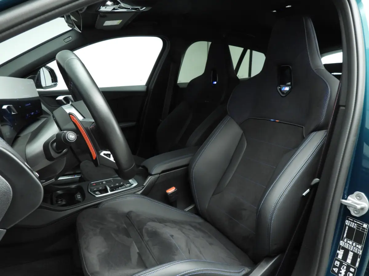 5-deurs M135 xDrive | M-Sportpakket | LED | Navigatie | Active cruise | Sportstoelen | Elektr. zetels | DAB | Harman-kardon sound | Alu 19 inch