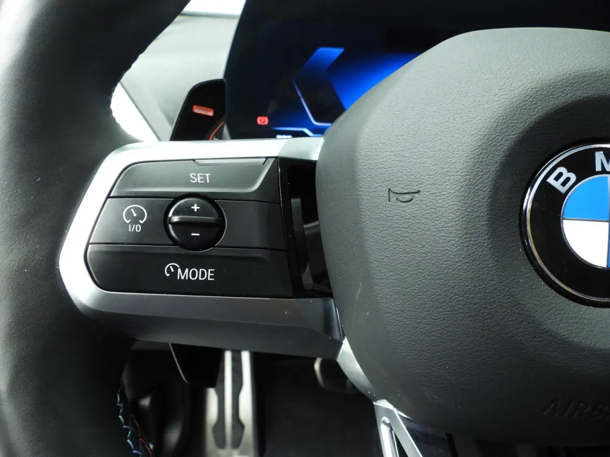5-deurs M135 xDrive | M-Sportpakket | LED | Navigatie | Active cruise | Sportstoelen | Elektr. zetels | DAB | Harman-kardon sound | Alu 19 inch