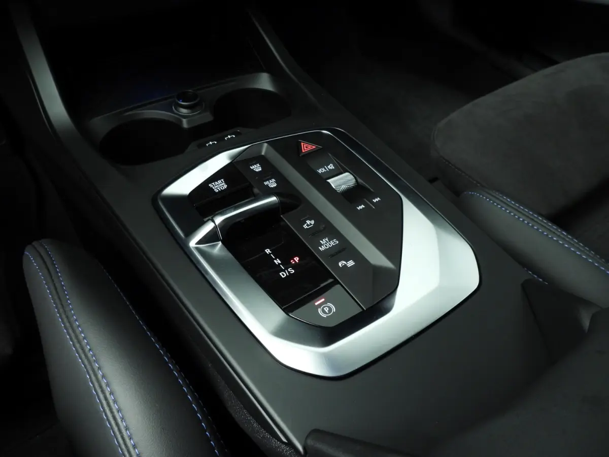 5-deurs M135 xDrive | M-Sportpakket | LED | Navigatie | Active cruise | Sportstoelen | Elektr. zetels | DAB | Harman-kardon sound | Alu 19 inch