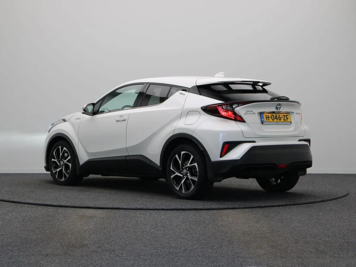 1.8 Hybrid Dynamic | Automaat | All season | LED | Active cruise control | achteruitrij camera |