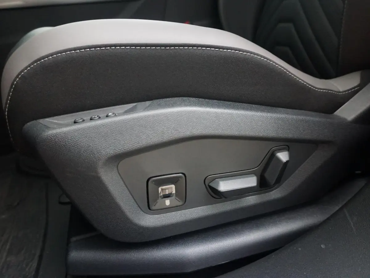 First Edition 74 kWh | Actieprijs* | Adapt. Cruise | Camera | Carplay | 20" | Elektr. A-Klep | Navi | Winter Pack | Schuif/Kanteldak | Premium Pack | Conv. Pack | Warmtepomp