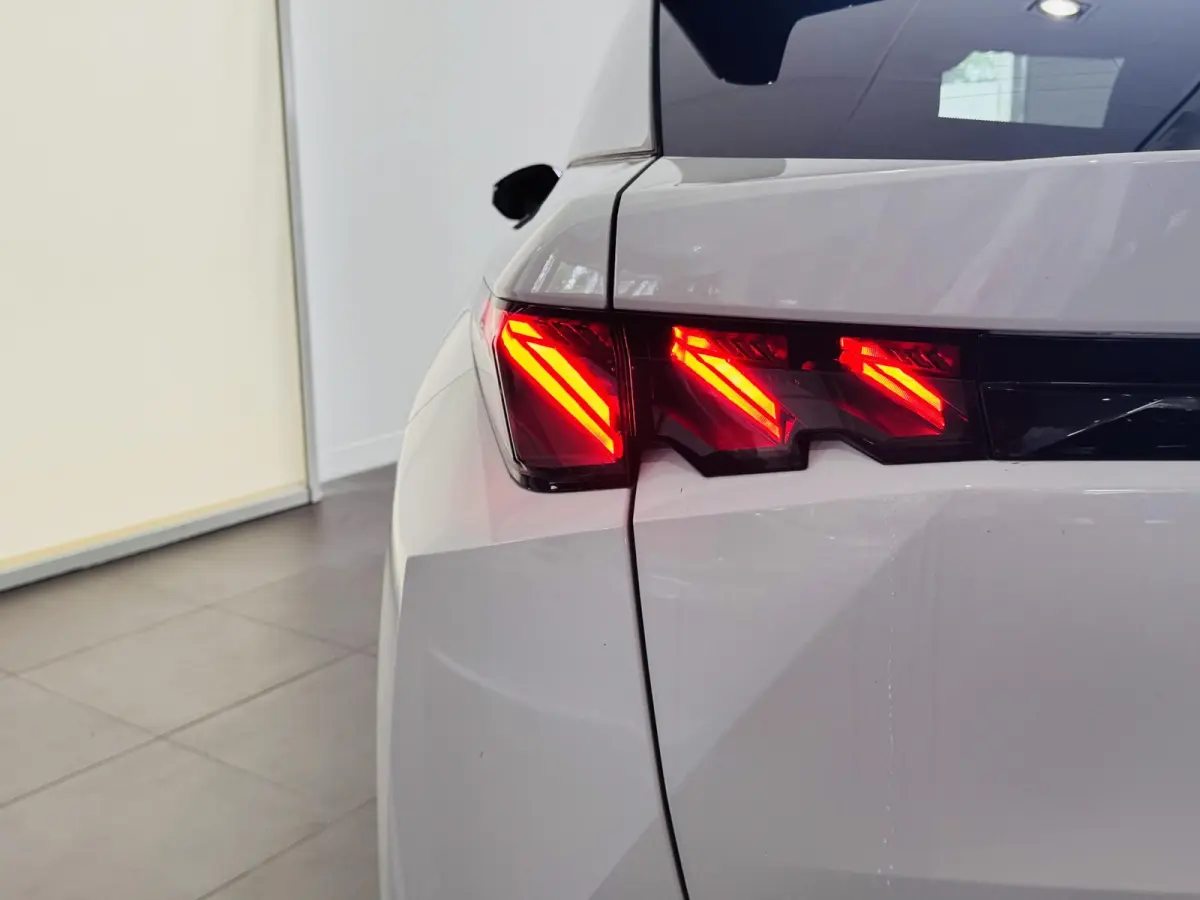 1.2 Hybrid 136 GT | Camera | Navigatie | Climate control | Apple Carplay/Android Auto