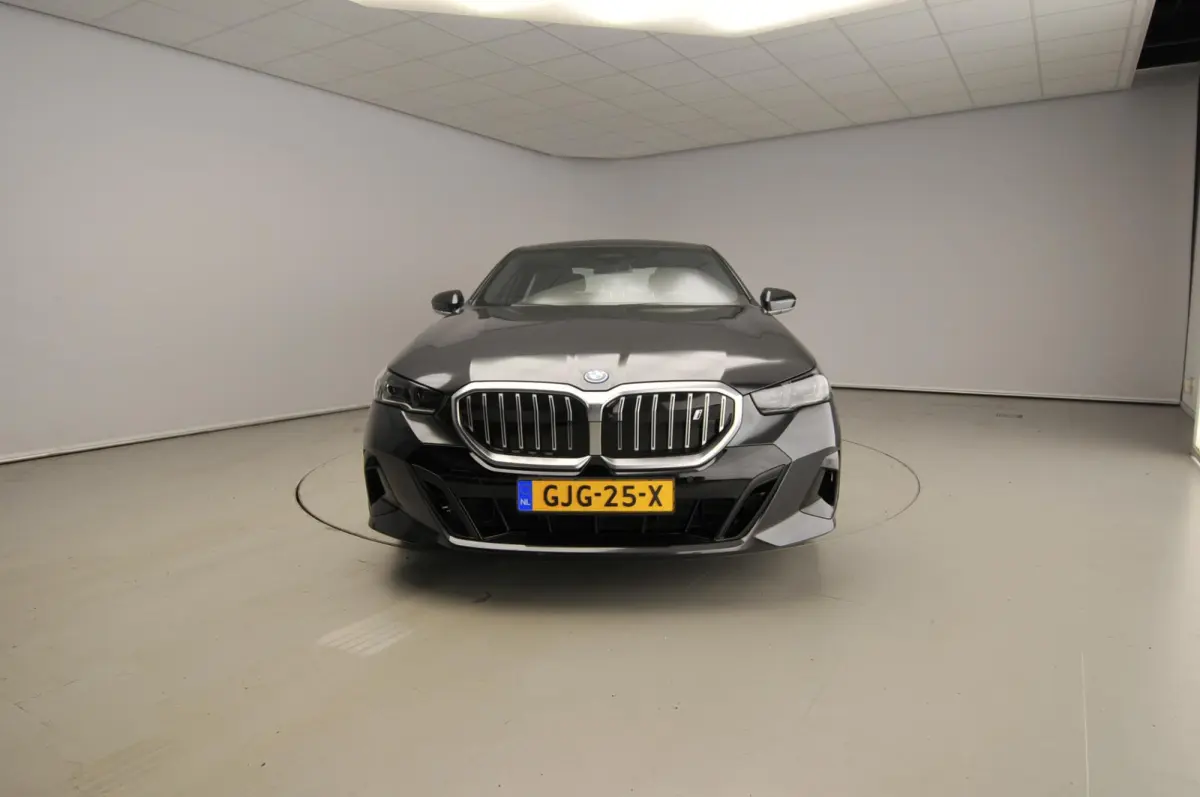 eDrive40 | M-Sportpakket | LED | HUD | Active cruise | Trekhaak | Panoramadak | Comfortzetels | DAB | Harman-kardon sound | Alu 20 inch