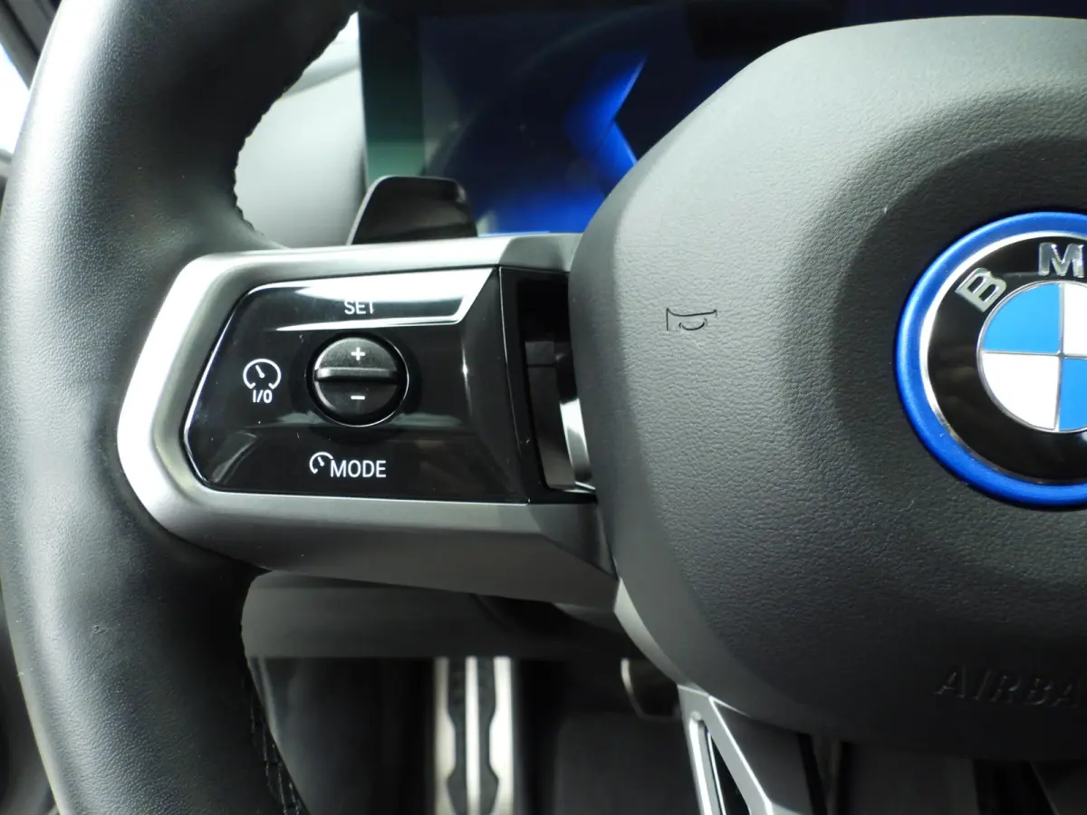 eDrive40 | M-Sportpakket | LED | HUD | Active cruise | Trekhaak | Panoramadak | Comfortzetels | DAB | Harman-kardon sound | Alu 20 inch