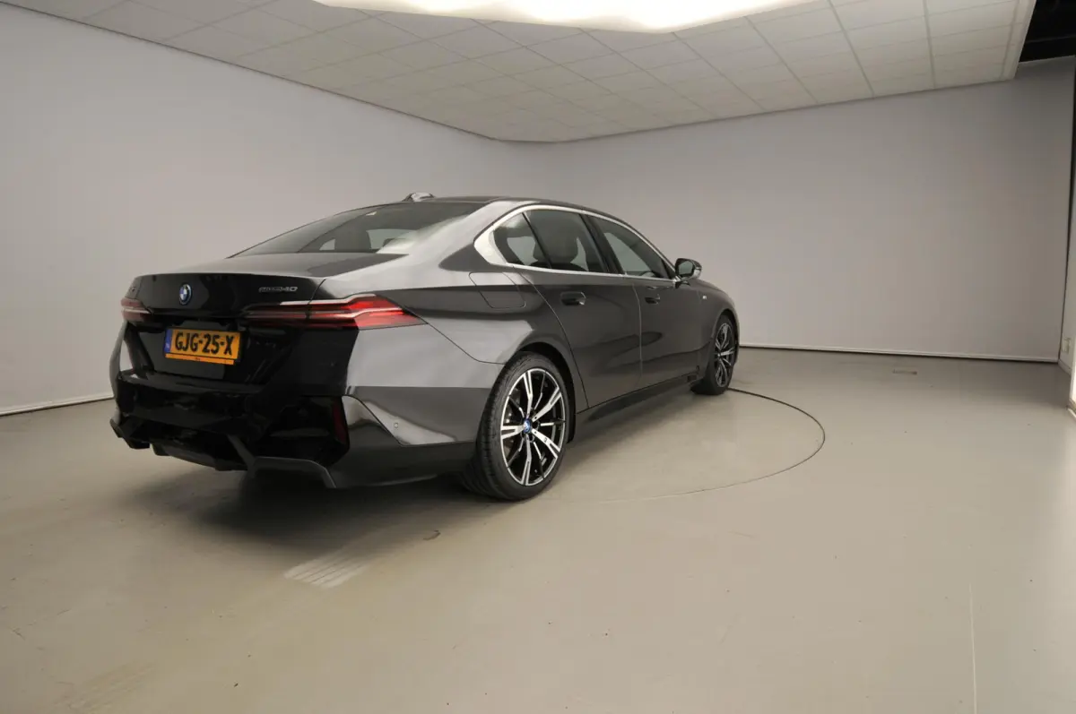eDrive40 | M-Sportpakket | LED | HUD | Active cruise | Trekhaak | Panoramadak | Comfortzetels | DAB | Harman-kardon sound | Alu 20 inch
