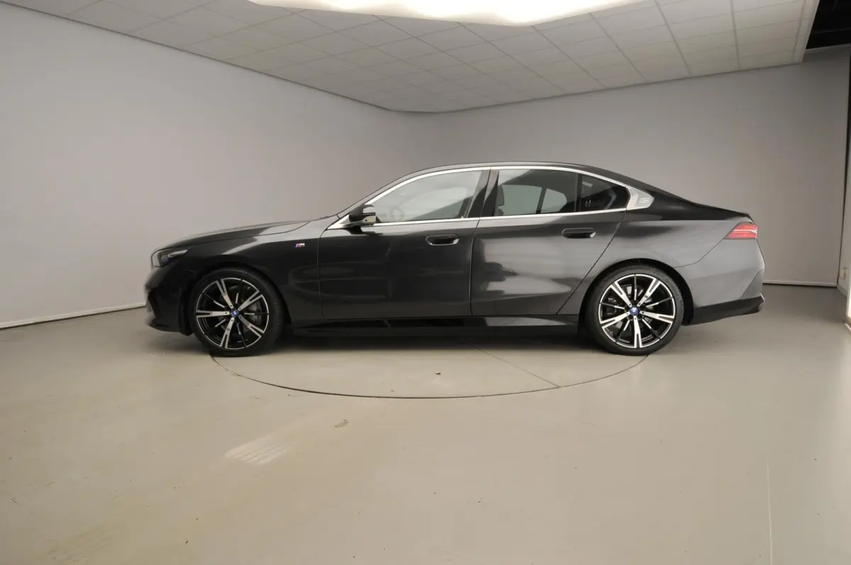 eDrive40 | M-Sportpakket | LED | HUD | Active cruise | Trekhaak | Panoramadak | Comfortzetels | DAB | Harman-kardon sound | Alu 20 inch