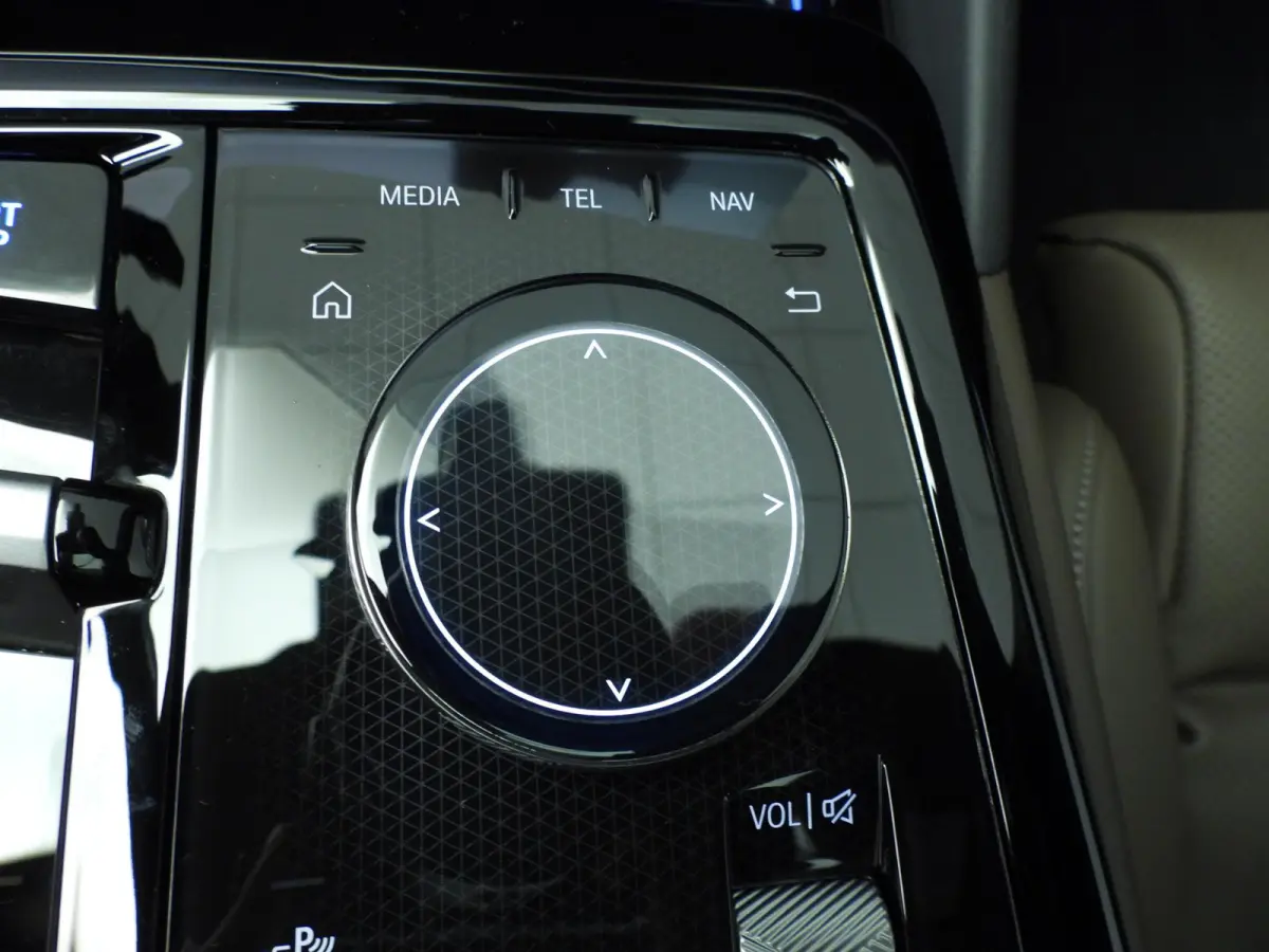 eDrive40 | M-Sportpakket | LED | HUD | Active cruise | Trekhaak | Panoramadak | Comfortzetels | DAB | Harman-kardon sound | Alu 20 inch