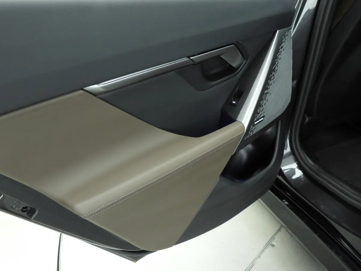 eDrive40 | M-Sportpakket | LED | HUD | Active cruise | Trekhaak | Panoramadak | Comfortzetels | DAB | Harman-kardon sound | Alu 20 inch