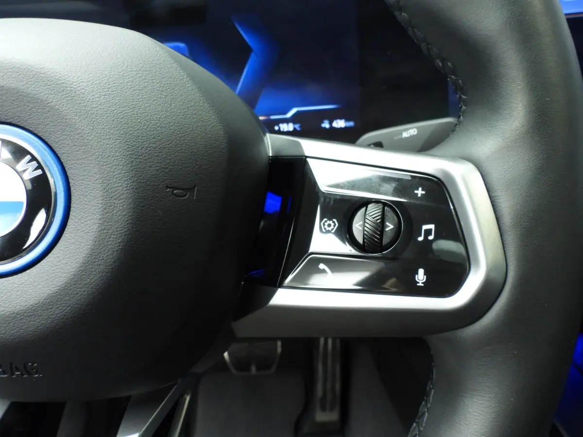 eDrive40 | M-Sportpakket | LED | HUD | Active cruise | Trekhaak | Panoramadak | Comfortzetels | DAB | Harman-kardon sound | Alu 20 inch