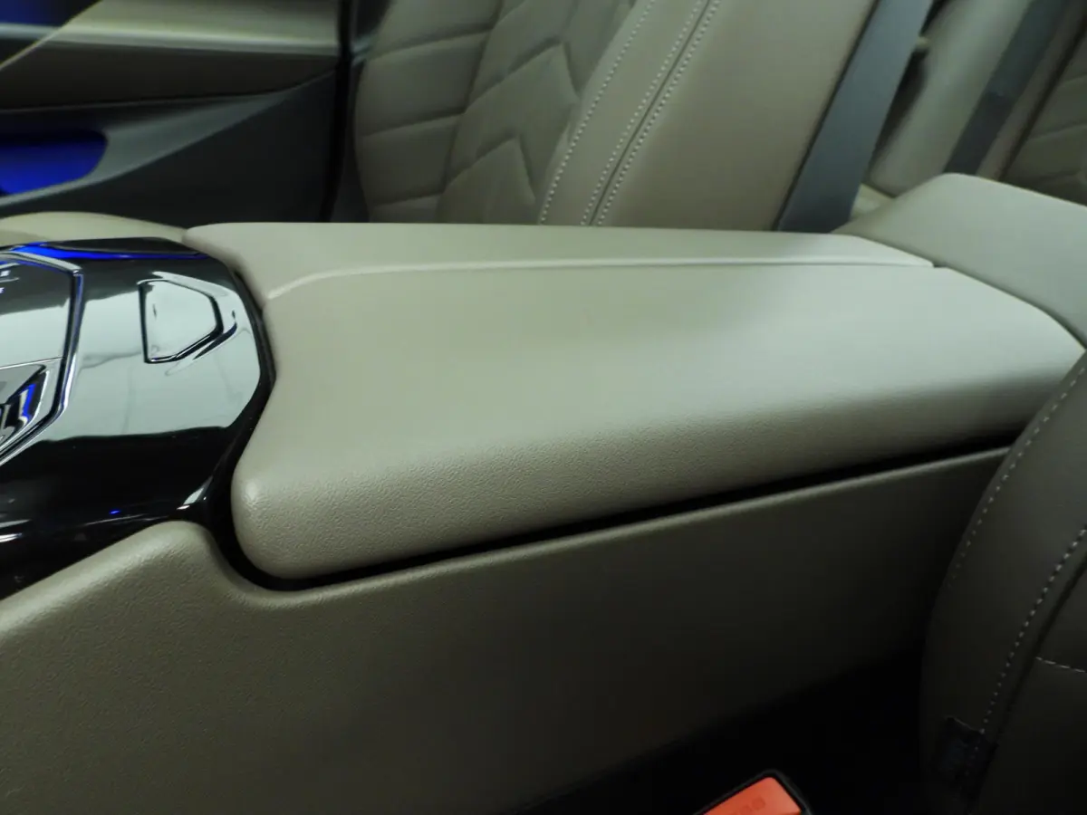 eDrive40 | M-Sportpakket | LED | HUD | Active cruise | Trekhaak | Panoramadak | Comfortzetels | DAB | Harman-kardon sound | Alu 20 inch
