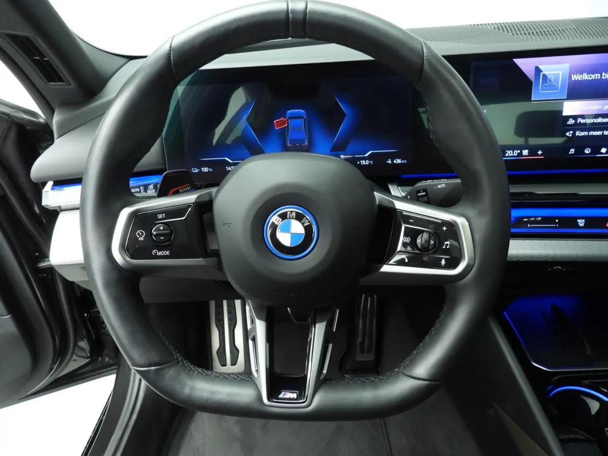 eDrive40 | M-Sportpakket | LED | HUD | Active cruise | Trekhaak | Panoramadak | Comfortzetels | DAB | Harman-kardon sound | Alu 20 inch