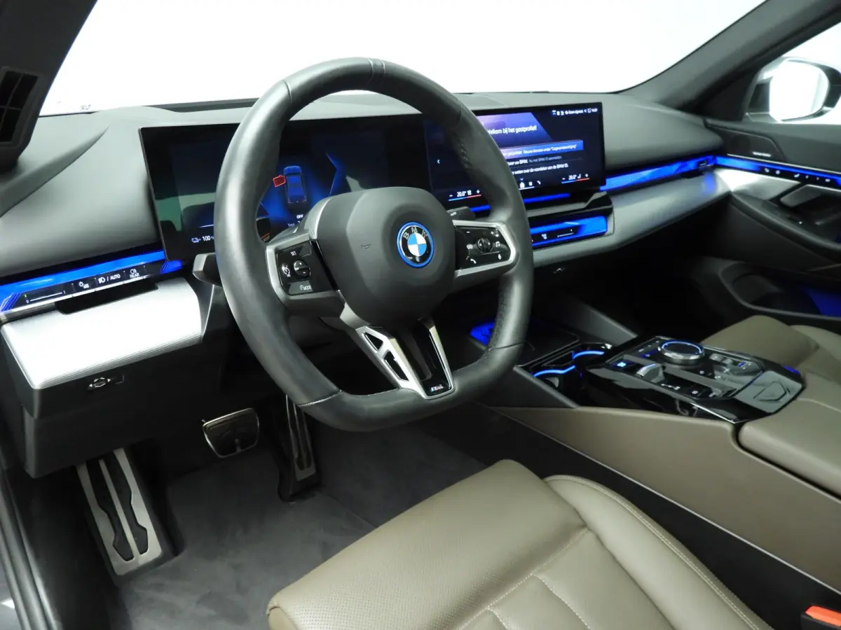 eDrive40 | M-Sportpakket | LED | HUD | Active cruise | Trekhaak | Panoramadak | Comfortzetels | DAB | Harman-kardon sound | Alu 20 inch