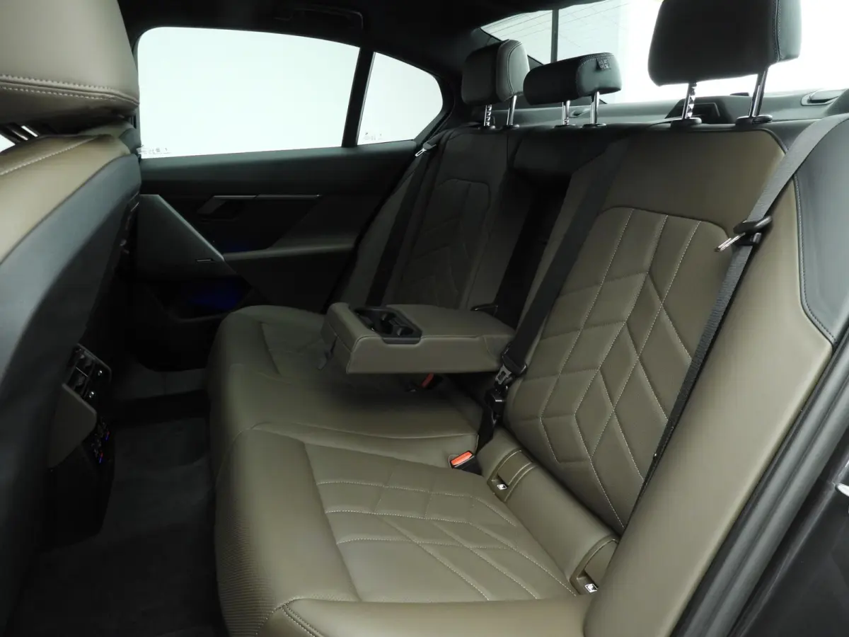 eDrive40 | M-Sportpakket | LED | HUD | Active cruise | Trekhaak | Panoramadak | Comfortzetels | DAB | Harman-kardon sound | Alu 20 inch