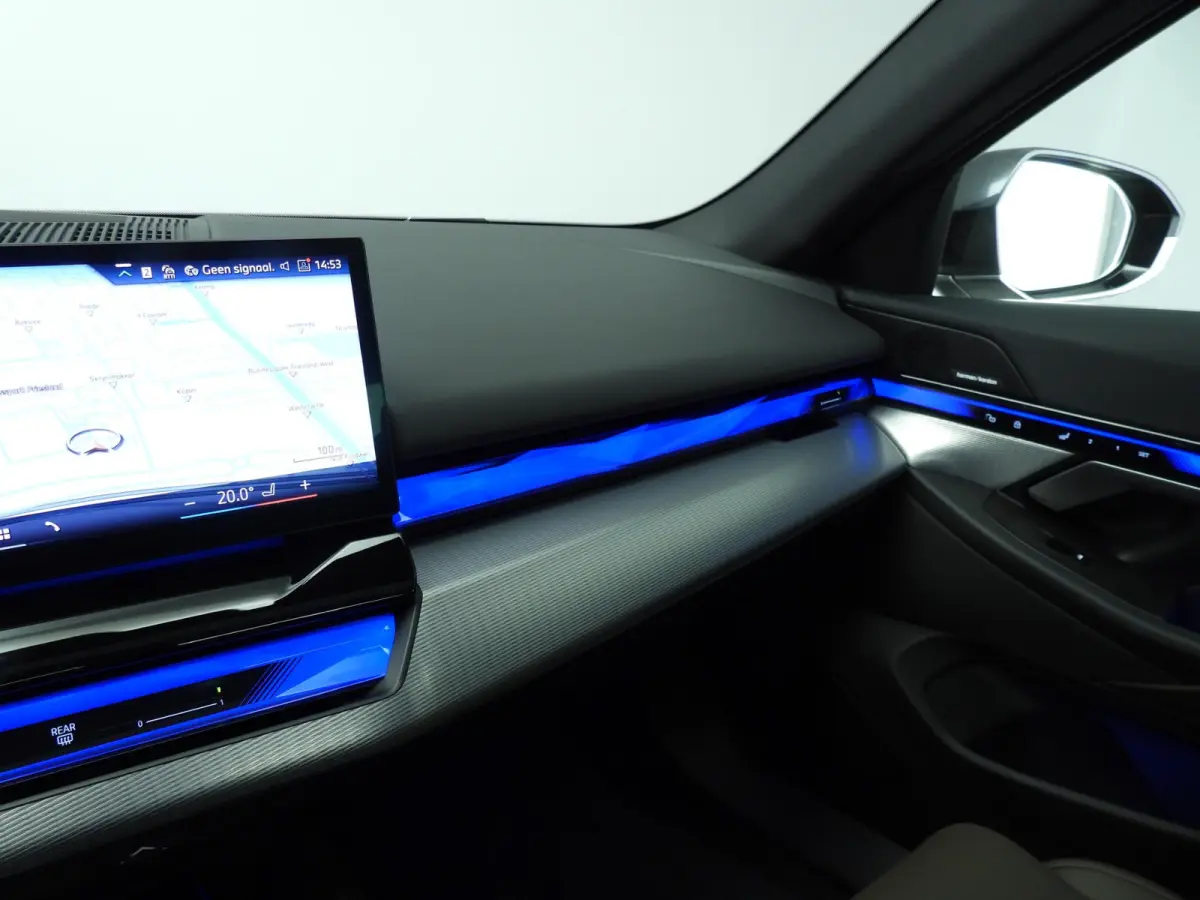 eDrive40 | M-Sportpakket | LED | HUD | Active cruise | Trekhaak | Panoramadak | Comfortzetels | DAB | Harman-kardon sound | Alu 20 inch