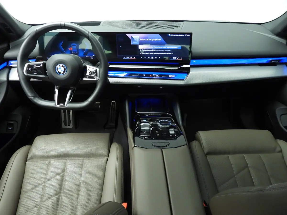 eDrive40 | M-Sportpakket | LED | HUD | Active cruise | Trekhaak | Panoramadak | Comfortzetels | DAB | Harman-kardon sound | Alu 20 inch