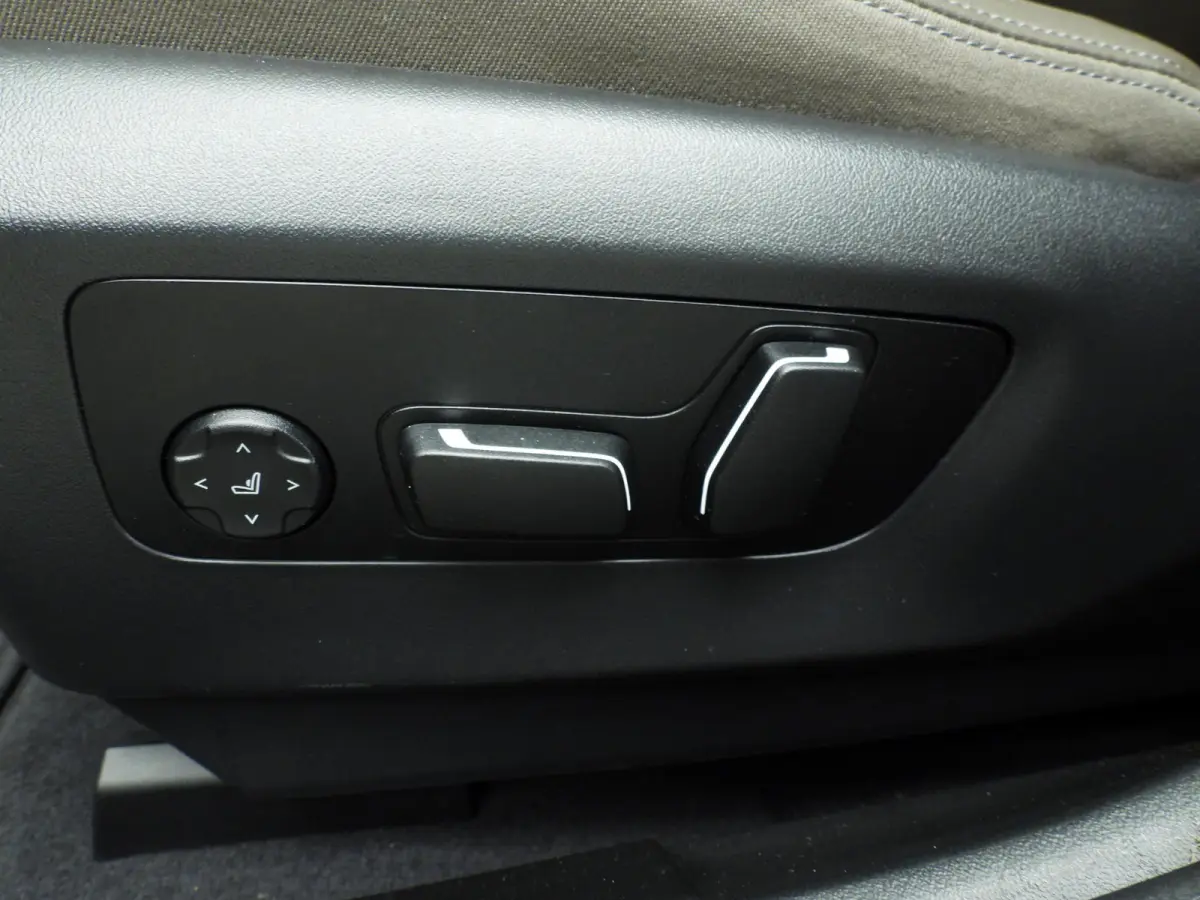 eDrive40 | M-Sportpakket | LED | HUD | Active cruise | Trekhaak | Panoramadak | Comfortzetels | DAB | Harman-kardon sound | Alu 20 inch