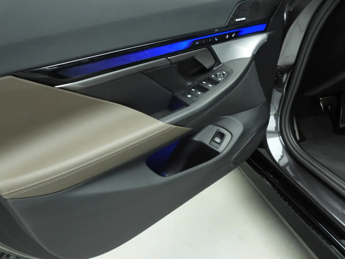 eDrive40 | M-Sportpakket | LED | HUD | Active cruise | Trekhaak | Panoramadak | Comfortzetels | DAB | Harman-kardon sound | Alu 20 inch