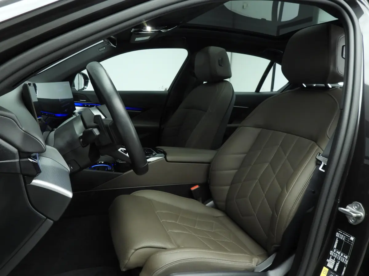 eDrive40 | M-Sportpakket | LED | HUD | Active cruise | Trekhaak | Panoramadak | Comfortzetels | DAB | Harman-kardon sound | Alu 20 inch