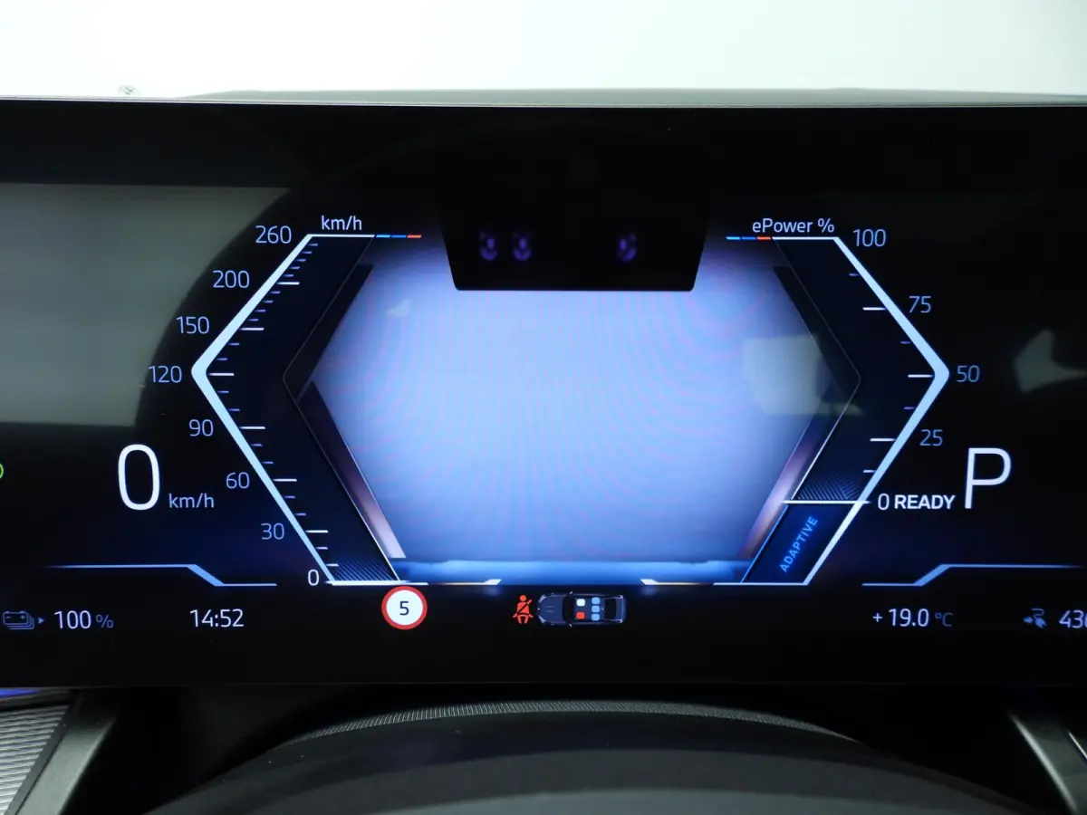 eDrive40 | M-Sportpakket | LED | HUD | Active cruise | Trekhaak | Panoramadak | Comfortzetels | DAB | Harman-kardon sound | Alu 20 inch