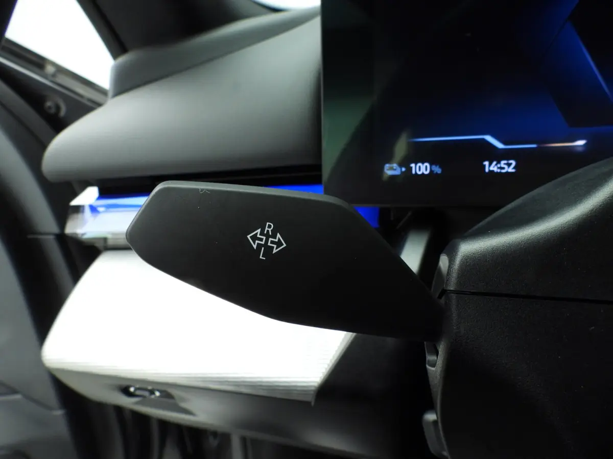 eDrive40 | M-Sportpakket | LED | HUD | Active cruise | Trekhaak | Panoramadak | Comfortzetels | DAB | Harman-kardon sound | Alu 20 inch