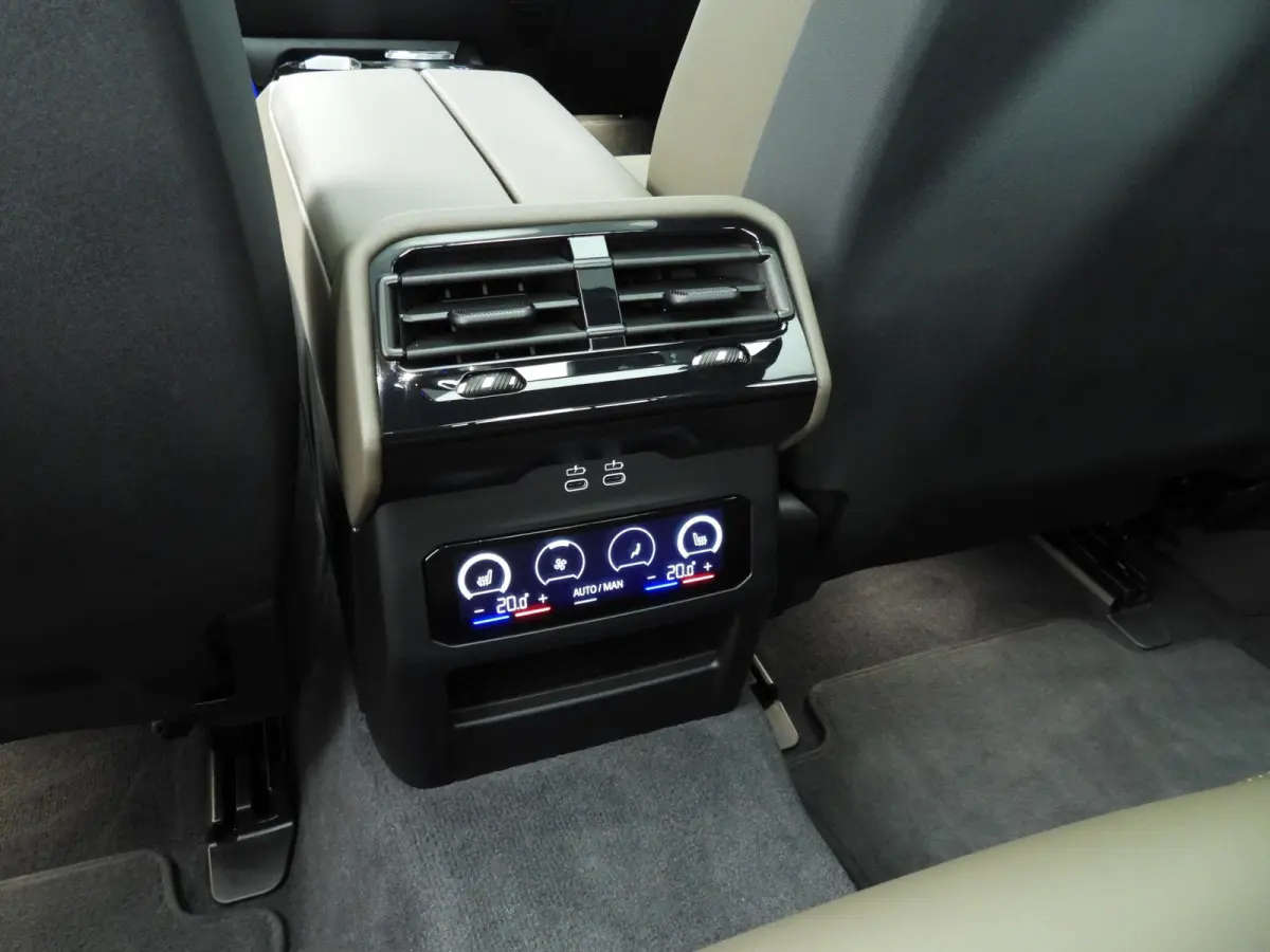 eDrive40 | M-Sportpakket | LED | HUD | Active cruise | Trekhaak | Panoramadak | Comfortzetels | DAB | Harman-kardon sound | Alu 20 inch