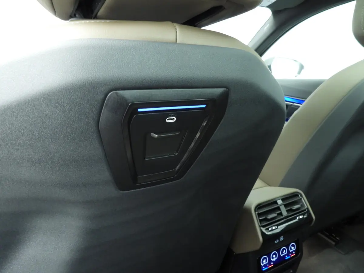 eDrive40 | M-Sportpakket | LED | HUD | Active cruise | Trekhaak | Panoramadak | Comfortzetels | DAB | Harman-kardon sound | Alu 20 inch