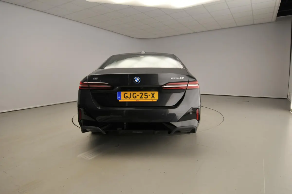 eDrive40 | M-Sportpakket | LED | HUD | Active cruise | Trekhaak | Panoramadak | Comfortzetels | DAB | Harman-kardon sound | Alu 20 inch