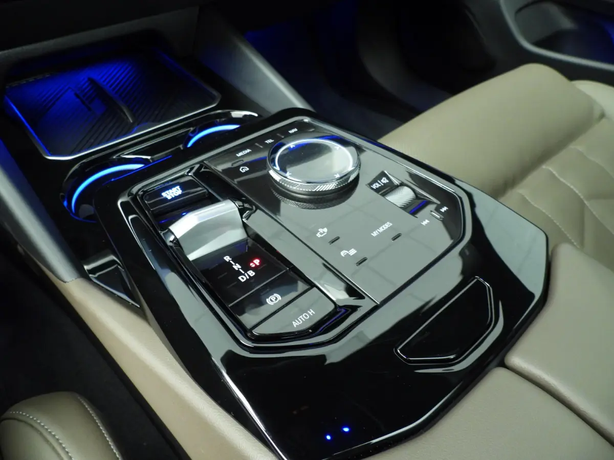 eDrive40 | M-Sportpakket | LED | HUD | Active cruise | Trekhaak | Panoramadak | Comfortzetels | DAB | Harman-kardon sound | Alu 20 inch