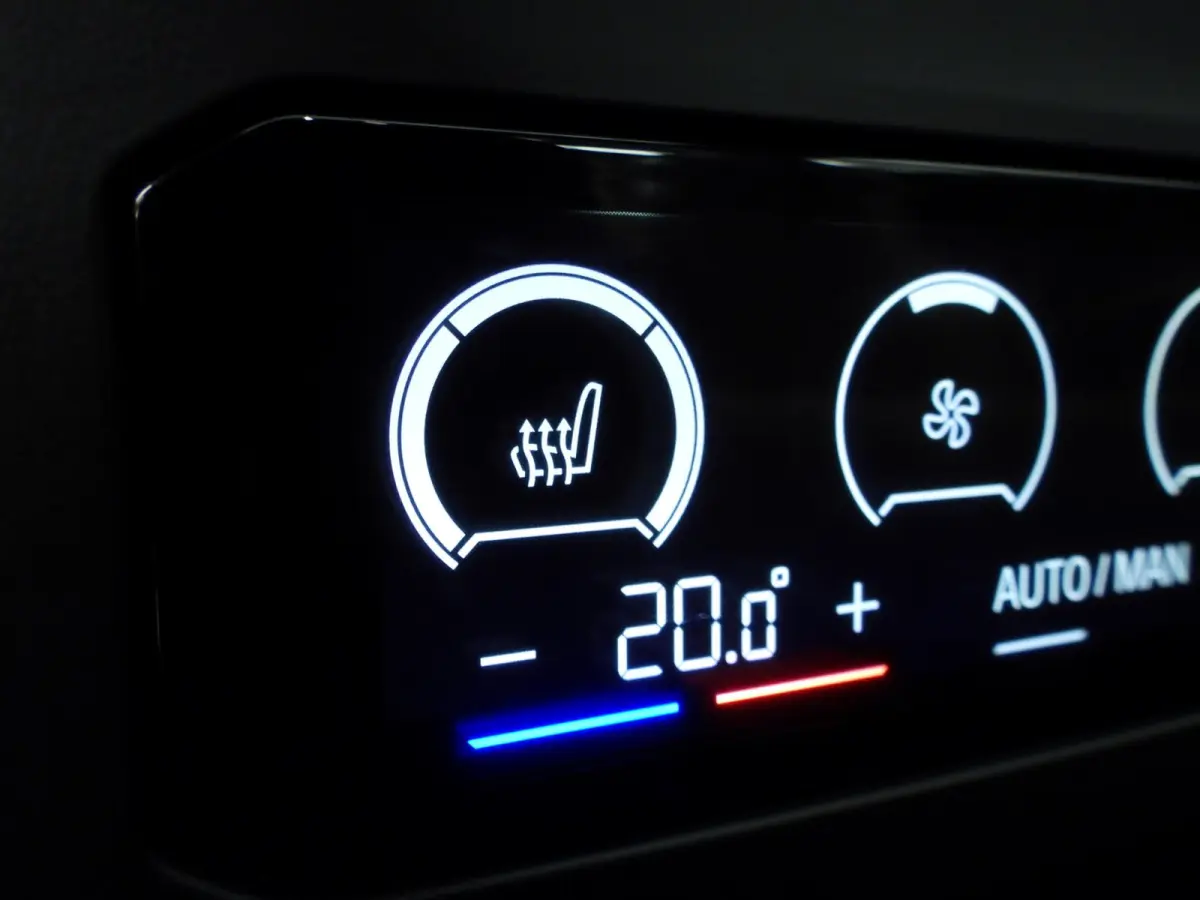 eDrive40 | M-Sportpakket | LED | HUD | Active cruise | Trekhaak | Panoramadak | Comfortzetels | DAB | Harman-kardon sound | Alu 20 inch