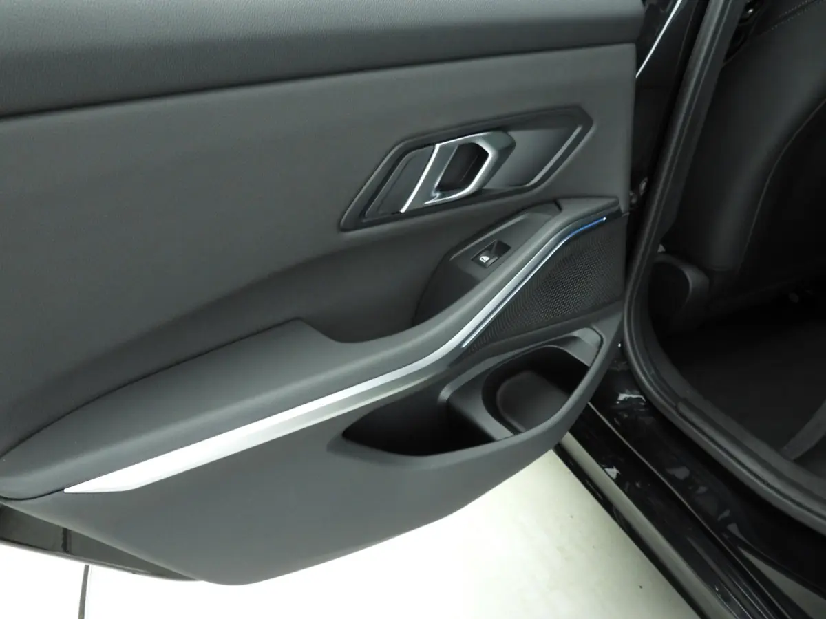 330e | M-Sportpakket | LED | Navigatie | Panoramadak | Sportstoelen | Stoelverwarming | DAB | Alu 18 inch